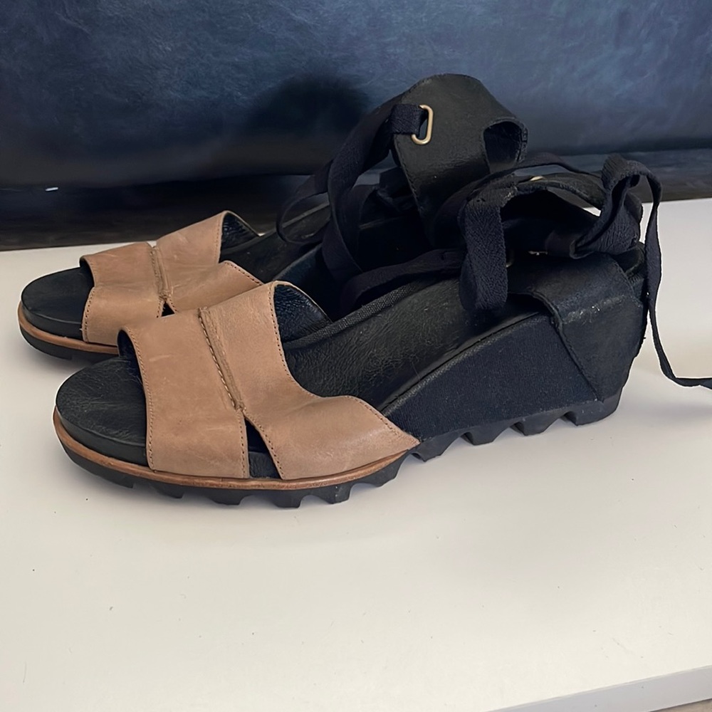 Sorel size 10 lace up wedge brand new!